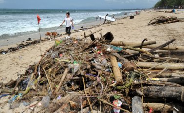 Varios países empiezan a prohibir las bolsas de plástico. AFP