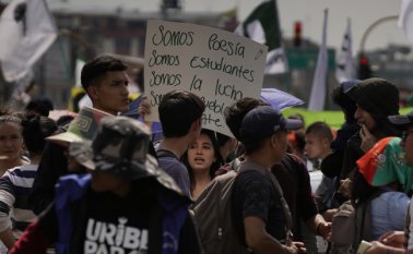 Pocos minutos de haber iniciado la movilización, en la calle 45 con carrera 20 las autoridades reportaron desmanes.  Colprensa