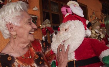 Raquel María Vega Claro colecciona Papá Noel. Cortesía para La Opinión