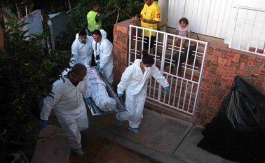 Miembros del CTI realizaron el levantamiento del cuerpo y recopilaron evidencias. Decenas de curiosos salieron de sus casas a presenciar lo ocurrido.
 Colprensa