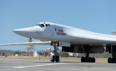 Estas dos aeronaves, además de un avión de transporte An-124 y un avión de pasajeros Il-62, aterrizaron en Maiquetía el lunes. AFP
