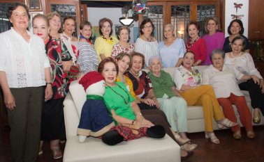 Clara Jordán,Leonor Guerrero, Carolina Figueredo, Hortencia de Montañez, Luz Stella Carrasco, Mercedes de Becerra, Martha de Benedetti, Elvira Jarramillo, Rocío Canal, Magaly de Canal y Melany de Luzardo. Sentadas: Mercedes de Hidalgo, María Blanco, Arcelia Tuta, Josefina Acero, Lulú Cedeño, Teresa Lizarazo y Graciela de Peñaranda. Alfredo Estévez / La Opinión
