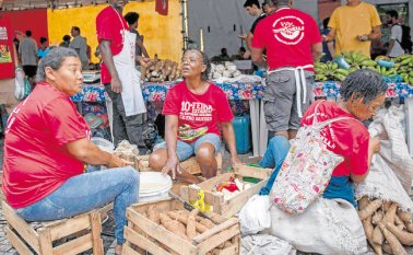 Miembros del Movimiento de Trabajadores Sin Tierra (MST) en la Feria Anual de MST, Plaza Carioca, centro de Río de Janeiro. AFP