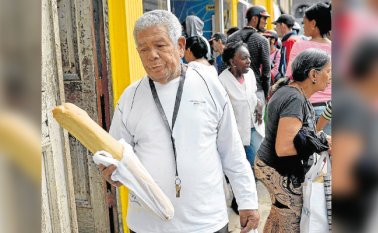 El desabastecimiento de pan por falta de harina tiene preocupados a los cubanos. AFP