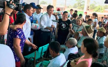 El gobernador entregó unos 400 componentes nutricionales como parte del programa integral del Adulto Mayor. Cortesía