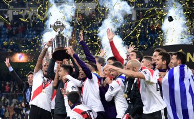 El equipo de ‘Juanfer’ Quintero y Rafael Santos Borré llega luego de ganar la Copa Libertadores. Archivo y Twitter