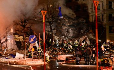Al parecer, una fuga de gas habría causado la explosión que desató el incendio en un restaurante de la isla japonesa de Hokkaido. AFP