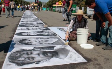 En el puente Simón Bolívar las fotografías gigantes fueron colocadas en la vía de entrada al país. Mientras que en el barrio Scalabrini fueron colgadas en el colegio Camilo Daza. Mario Franco