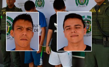 La policía decomisó el revólver con que los capturados presuntamente cometieron el atraco. También, recuperaron los elementos hurtados. Policía