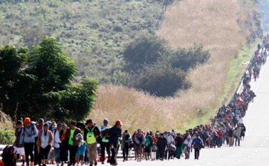 Más del 80% de los que se mueven de un país a otro lo hacen de forma legal, pero más de 60.000 personas han muerto intentando atravesar fronteras ilegalmente desde el año 2000, según cifras de la ONU. Archivo