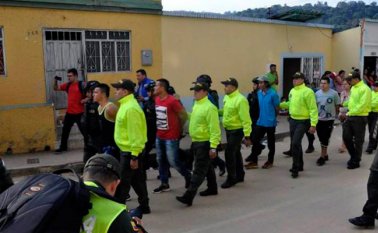 Los detenidos quedaron a órdenes de la Fiscalía, por los delitos de concierto para delinquir agravado, tráfico de estupefacientes y uso de menores de edad.  Colprensa