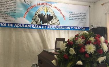 El joven está siendo velado en el lugar donde alrededor de 10 personas se encuentran reunidas permanentemente cantando alabanzas y haciendo oraciones, esperando el milagro. Colprensa