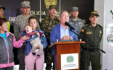 Momento en que las autoridades devuelven el bebé a su madre. Policía Nacional