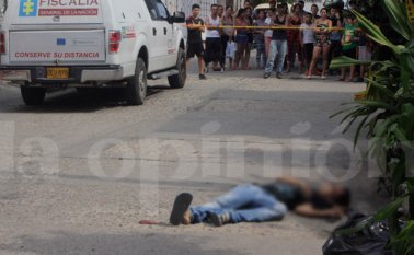 Tras el ataque, el hombre quedó tendido en el suelo. Cristian Herrera