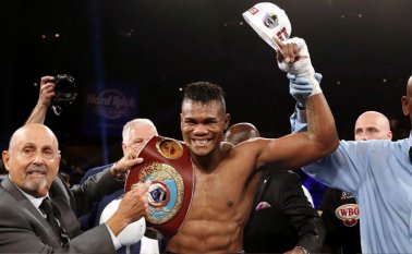 Venció al ruso Sergey Kovalev en una vibrante pelea.