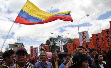 Los educadores de colegios distritales del país marchan desde el Parque Nacional hasta el Ministerio de Educación en Bogotá. Colprensa