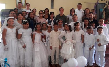 En la vereda Santa Rosa hicieron la Primera Comunión 14 niños a quienes el programa ‘Navidad con amor: una oportunidad para compartir’, liderado por  Carmen Quero de González, rectora  y Belkys Zulay Díaz Rodríguez, coordinadora del Programa Administración Financiera de la institución, donó el vestuario. Cortesía