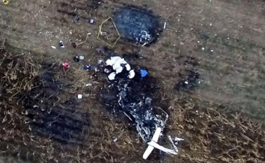 El helicóptero con los cinco ocupantes se desplomó 10 minutos después del despegue, en Puebla, México. AFP