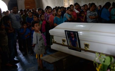 Este es el segundo caso, el pasado 8 de diciembre una pequeña falleció en un hospital infantil después de haber cruzado ilegalmente la frontera con México junto a su padre.
AFP