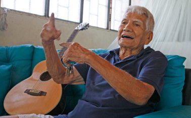 Este profesional de la toxicología sale todos los días a trotar por El Malecón pese a sus 87 años. Mario Caicedo