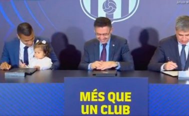 Momento en que la niña llega a donde su padre e intenta firmar. @FCBarcelona_es