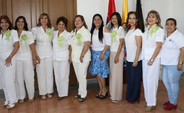 Claudia González, María Elena Llanes, Yolanda Rey de Colmenares, Fanny de Molina, Raquel Rueda, Herling Fernández (Secretaría de la Mujer), Patricia Laguado, Claudia Morelli (delegada del despacho de la Gestora Social), Piedad de Salgar y Luz Marina Torres.  Cortesía