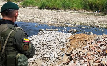 A orillas del río Táchira hacia el lado venezolano. Cristhian Herrera / La Opinión