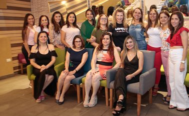 De pie: Paula Contreras, Angélica Rodríguez, Andrea Suárez, Martha Ardila, Martha Lucía Bernal, Silvia Galvis, Pilar Hernández, Luisa Mosquera, Angélica Rodríguez, María Piedad Vivas y Lynda Rodríguez. Sentadas: Luisa Fernanda Gil, Claudia Galvis, Katherine Ruiz y Claudia Agelviz. Cortesía
