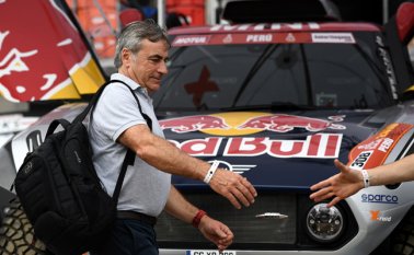 Sainz confesó que tendrá mucha tensión dentro del coche por el gran recorrido de las dunas y desiertos peruanos que esta edición representan un 70% de la competencia. AFP