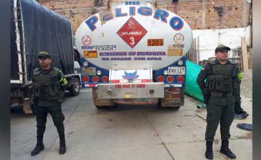 Tractocamión tipo tanque. Cortesía