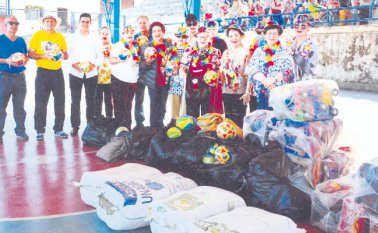 También entregaron sudaderas y ruanas a 40 abuelos del ancianato Santa Teresa.   Cortesía