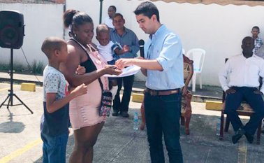 El viceministro de Vivienda, Víctor Saavedra, entrega las escrituras a los beneficiarios en Padilla y Morales, Cauca. Ministerio de Vivienda