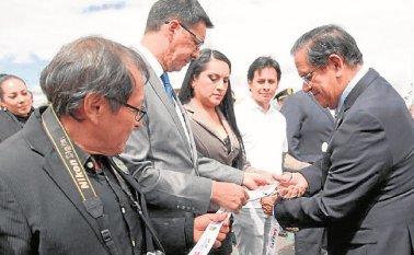 La actividad fue presidida por Luis Amoroso, alcalde de Ambato, y estuvieron presentes los familiares de los periodistas. Internet