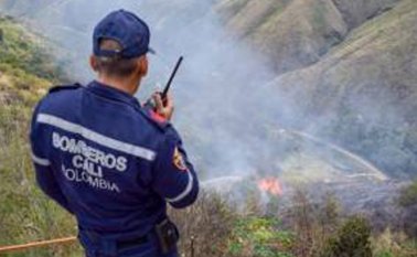 En medio del forcejeo por el teléfono, el vehículo de la institución sufrió un accidente de tránsito.
El País