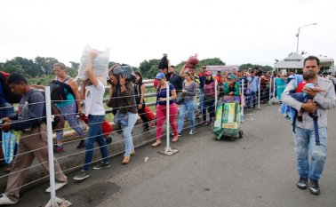 Así se veía, este miércoles, el puente internacional Simón Bolívar por donde centenares de venezolanos, después de comprar alimentos y otros productos en Cúcuta, regresaban a su país. AFP
