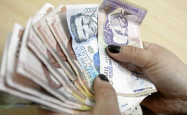 La mala planeación al momento de gastar el dinero, incluyendo bonificaciones y primas, es la razón principal para el endeudamiento.
Colprensa