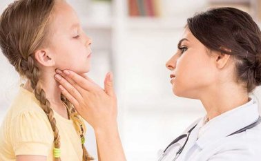 En general, los niños y adolescentes que manifiestan hipotiroidismo tienen los mismos signos y síntomas que los adultos. Internet