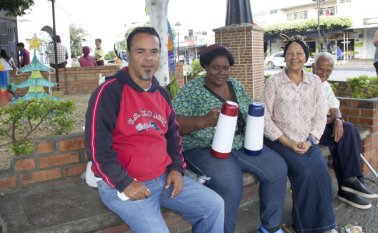 La iniciativa la tuvo Luis Escobar (camisa roja), esposo de una mujer con cáncer de mama a quien la salud colombiana ayudó a tratar.
 Alfredo Estévez / La Opinión