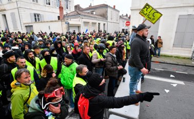 Se registraron enfrentamientos a primeras horas de la tarde cerca del Arco del Triunfo. AFP