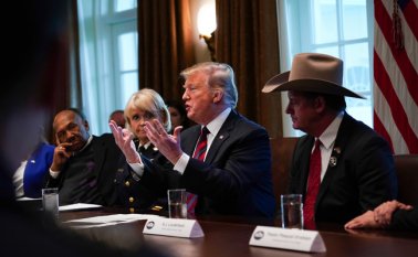 Trump retrocedió en sus amenazas previas de acabar con el punto muerto en las negociaciones declarando una emergencia nacional e intentando procurar fondos saltándose el Congreso. AFP