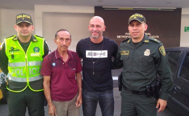 En la foto, Hortencio, el taxista, y el técnico del Cúcuta Deportivo. Policía