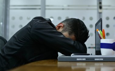 La fatiga, desorientación e irritabilidad en las mañanas, son algunas consecuencias de la pérdida de sueño. Colprensa