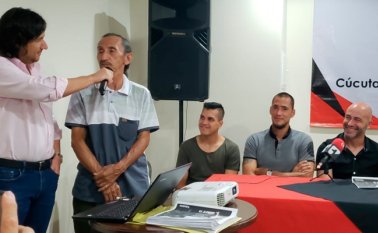 El equipo motilón le hizo un reconocimiento a Hortencio Martínez por su buena labor. Obando