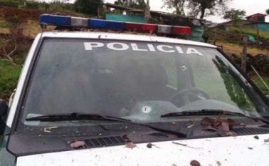 La patrulla quedó con impactos de bala en el vidrio frontal del vehículo y en las puertas de la camioneta. @SuperPopayan