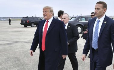 El 9 de mayo de 2017, Trump despidió al director del FBI James Comey, después de que éste resistiera las presiones para cerrar la investigación sobre los nexos entre la campaña de Trump y Rusia. AFP