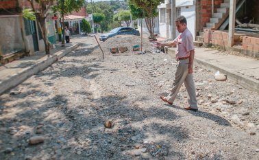 En el barrio La Concordia hay dos cuadras sin concluir. Los habitantes piden al municipio que agilice una solución, porque las lluvias arrastran los materiales que quedan en las calles. Mario Franco