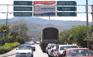 La difícil situación económica de Venezuela redujo el comercio binacional, afectando la economía de las zonas de frontera cuyas empresas exportaban e importaban al vecino país. Archivo