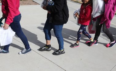 El presidente Donald Trump lleva a cabo una cruzada contra los inmigrantes sin papeles, sobre todo los hispanos, y aboga por la construcción de un polémico muro a lo largo de los más de 3.200 kilómetros de frontera con México. AFP