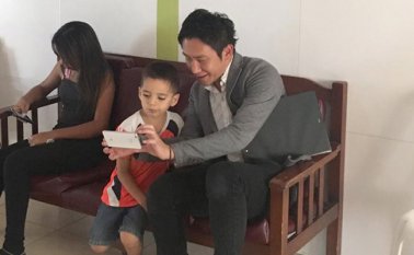 Masamichi Sunada, asesor del programa de cooperación técnica y financiera japonesa compartió con niños del Centro de migraciones de Cúcuta. Cortesía