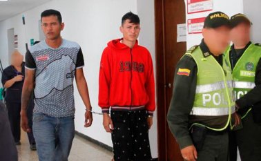 Las víctimas relataron a las autoridades que en el sitio antes mencionado aparecieron dos motos en las que iban cuatro sujetos, los cuales desenfundaron armas de fuego y les bloquearon el paso. Cortesía